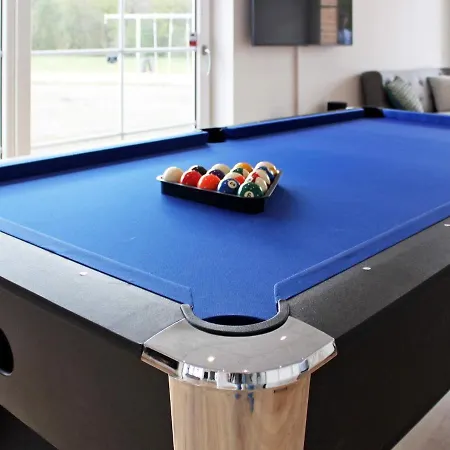 12 Person In Ansager