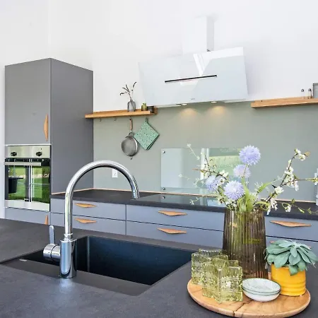 12 Person In Ansager