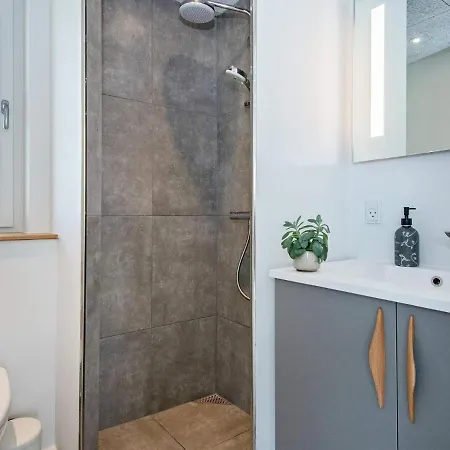 12 Person In Ansager