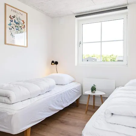 12 Person In Ansager